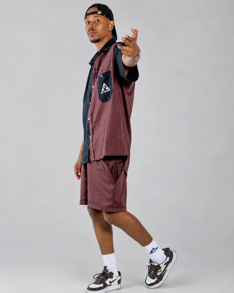 Two-tone shirt and shorts set, walking